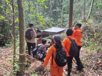 Tim SAR Basarnas Palangka Raya melakukan pencarian dua pemuda hilang di hutan Desa Bagugus, Kapuas.