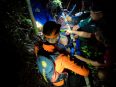 Tim SAR Gabungan mengevakuasi dua pemuda yang hilang saat berburu di hutan Desa Bagugus, Kabupaten Kapuas