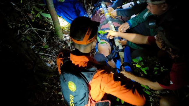 Tim SAR Gabungan mengevakuasi dua pemuda yang hilang saat berburu di hutan Desa Bagugus, Kabupaten Kapuas