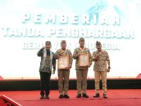 Kapolda Kalteng menerima penghargaan Gerdayak Indonesia di Palangka Raya