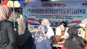 Tenaga medis Rumkit Bhayangkara memberikan layanan kesehatan gratis kepada masyarakat saat CFD di Bundaran Besar Palangka Raya