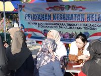 Tenaga medis Rumkit Bhayangkara memberikan layanan kesehatan gratis kepada masyarakat saat CFD di Bundaran Besar Palangka Raya