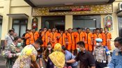 Petugas Ditresnarkoba Polda Kalteng memusnahkan barang bukti sabu dan ekstasi hasil pengungkapan kasus narkoba