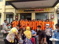 Petugas Ditresnarkoba Polda Kalteng memusnahkan barang bukti sabu dan ekstasi hasil pengungkapan kasus narkoba