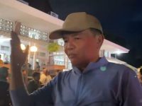 Gubernur Kalimantan Tengah Agustiar Sabran memberikan keterangan kepada awak media mengenai pemadaman listrik.