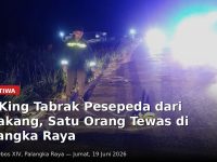 Petugas melakukan olah TKP kecelakaan RX King dan pesepeda di Palangka Raya
