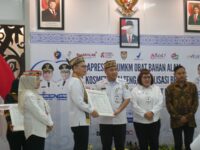 BPOM menyerahkan sertifikat kepada pelaku UMKM herbal Kalimantan Tengah di Palangka Raya.