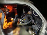 Tim Basarnas Palangka Raya mengevakuasi korban yang terjepit di dalam mobil akibat kecelakaan lalu lintas di Jalan G Obos.
