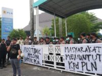 Demo PLN Palangka Raya menuntut pencopotan GM PLN Wilayah.
