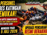 Petugas gabungan mengevakuasi jenazah Aiptu Sumariyanto dari Sungai Katingan di Desa Rantau Asem.