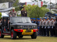 Wakapolda Kalteng memimpin upacara Hari Bhayangkara ke-80 di Lapangan Barigas Mapolda Kalteng.