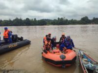 Tim gabungan menyisir Sungai Katingan untuk mencari dua anggota Satresnarkoba Polres Katingan yang hilang.