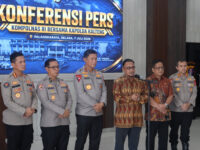 Kompolnas bersama Kapolda Kalteng memberikan keterangan pers terkait dugaan penyebab gugurnya tiga personel Polres Katingan dalam operasi narkoba di Tumbang Kalemei.