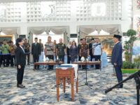 Linae Victoria Aden saat dilantik sebagai Sekda definitif Provinsi Kalimantan Tengah.