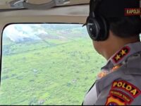 Kapolda Kalimantan Tengah bersama Gubernur Kalimantan Tengah melakukan patroli udara untuk memantau titik panas.