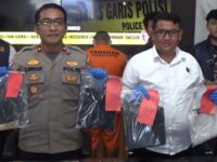 Polisi menunjukkan barang bukti senjata tajam dalam kasus penusukan di Kuala Kuayan Kotim.