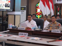 Direktur Reserse Narkoba Polda Kalteng menunjukkan barang bukti hasil pengungkapan ratusan kasus narkoba Semester I 2026.