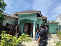 Polisi melakukan olah TKP di rumah lokasi penemuan pria meninggal di Palangka Raya.