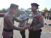 Wakapolres Katingan memimpin upacara PTDH terhadap personel Polres Katingan yang terlibat penyalahgunaan narkoba.