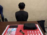 Polisi menunjukkan barang bukti 10 paket diduga sabu seberat 4,44 gram hasil penangkapan FA di Palangka Raya.