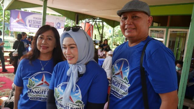 Laskar Biru Partai Demokrat memberikan pemeriksaan kesehatan gratis kepada warga prasejahtera di Palangka Raya.