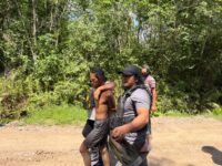 Polisi mengevakuasi pria diduga ODGJ yang membawa mandau di Desa Kantan Dalam, Pulang Pisau.