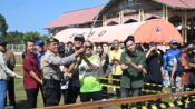 Relawan Damkar mengikuti uji ketangkasan dalam rangka HUT ke-69 Kota Palangka Raya di Stadion Sanaman Mantikei.
