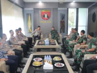 Kapolda Kalteng Irjen Pol Iwan Kurniawan bersilaturahmi dengan Pangdam XXII/Tambun Bungai Mayjen TNI Zainal Arifin.