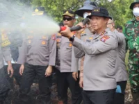 Kapolda Kalteng memimpin pemadaman karhutla di Desa Tumbang Nusa.