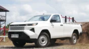 Tampilan depan atau tampak samping dari mobil New Toyota Hilux Palangka Raya varian double cabin dengan latar belakang pemandangan kota.