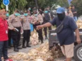 Peternak ayam membawa bangkai ayam saat aksi protes di depan Kantor PLN UP3 Palangka Raya.