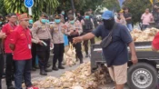Peternak ayam membawa bangkai ayam saat aksi protes di depan Kantor PLN UP3 Palangka Raya.