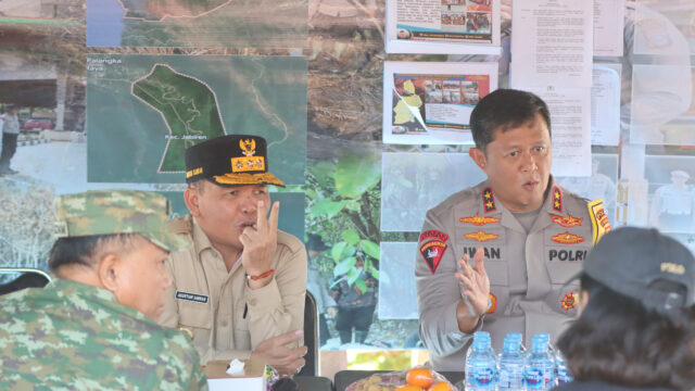Kapolda Kalteng dan Gubernur meninjau Posko Karhutla Tumbang Nusa di Kabupaten Pulang Pisau