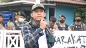 Peternak ayam tuntut PLN saat demo di Kantor PLN UP3 Palangka Raya.
