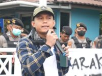 Peternak ayam tuntut PLN saat demo di Kantor PLN UP3 Palangka Raya.