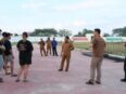 Bupati Murung Raya Heriyus meninjau kesiapan Stadion Willy M. Yoseph menjelang konser Ungu.