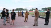 Bupati Murung Raya Heriyus meninjau kesiapan Stadion Willy M. Yoseph menjelang konser Ungu.