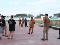 Bupati Murung Raya Heriyus meninjau kesiapan Stadion Willy M. Yoseph menjelang konser Ungu.