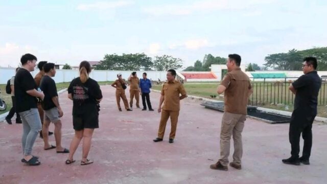 Bupati Murung Raya Heriyus meninjau kesiapan Stadion Willy M. Yoseph menjelang konser Ungu.