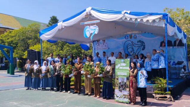 Peluncuran buku Dari Sekolah untuk Bumi pada HUT ke-67 SMAN 1 Palangka Raya.