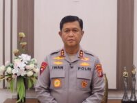 Kapolda Kalteng mengajak masyarakat mengibarkan Bendera Merah Putih menjelang HUT ke-81 RI