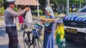 Personel Satlantas Polresta Palangka Raya membagikan bantuan kepada masyarakat melalui Program 1 Hari 1 Kebaikan.