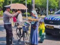 Personel Satlantas Polresta Palangka Raya membagikan bantuan kepada masyarakat melalui Program 1 Hari 1 Kebaikan.